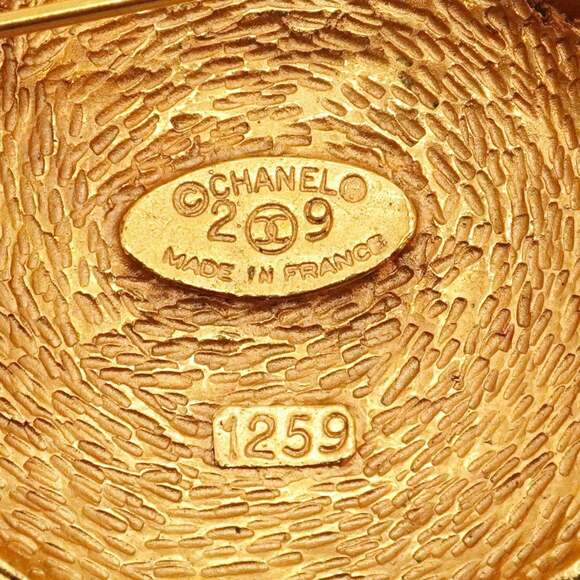 CHANEL Gold Logo Brooch - Picture 4 of 11